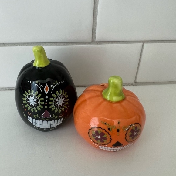 Mini π Halloween Ceramic Sal & Pepper Shakers - Picture 8 of 12